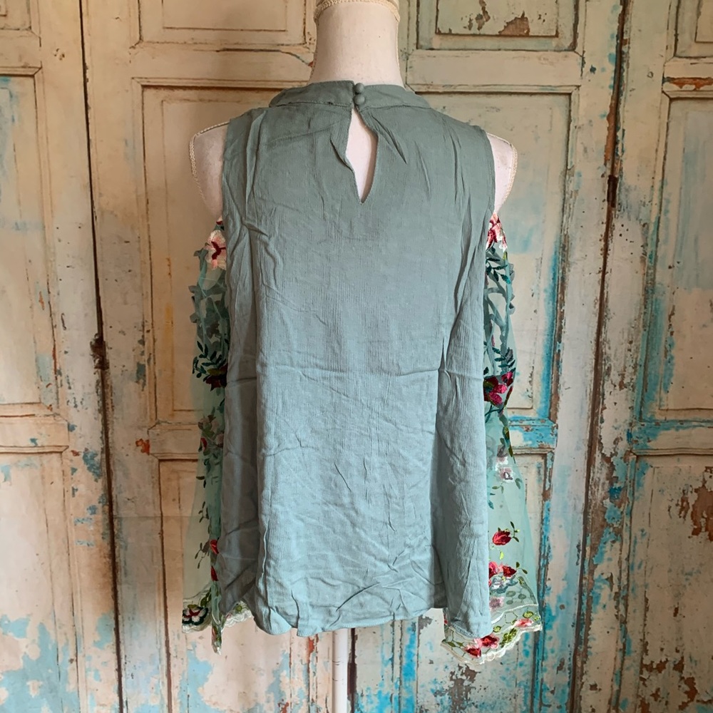Embroidered cross cross tulle bell sleeve blouse - Picture 5 of 5